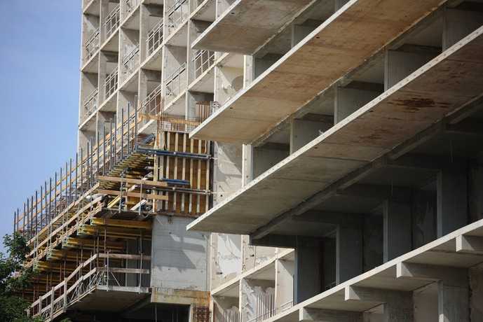 An die Gebäudeerweiterung werden Balkonplatten angebracht, die im Ortbetonverfahren hergestellt werden. | Foto: Schöck Bauteile GmbH