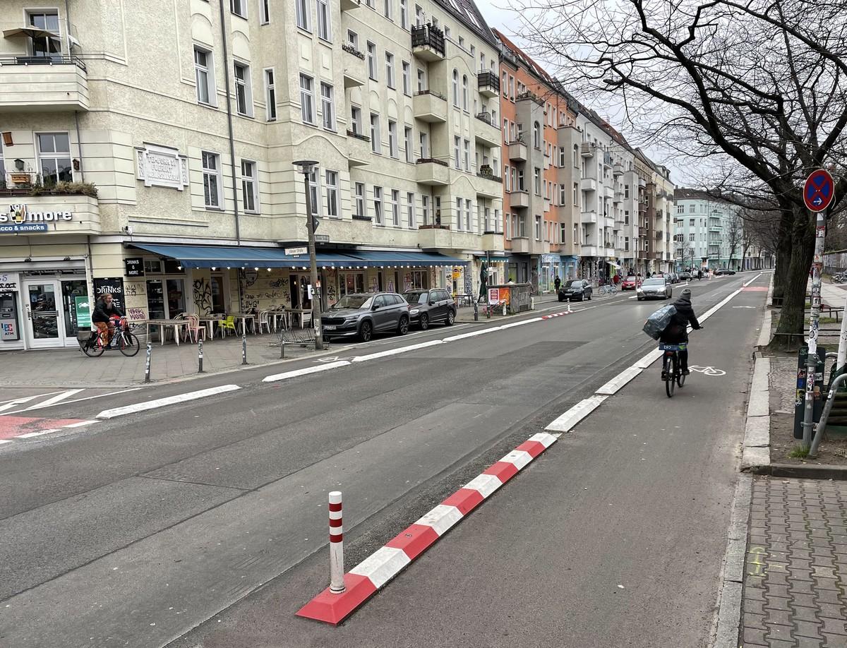 Zur besseren Sichtbarkeit sind die Betonelemente in Reflexin weiß ausgeführt – jeweils das erste Element einer Reihe in rot-weiß mit einem rot-weißen, flexiblen Poller. | Foto: Meudt