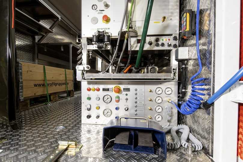 Links der Standplatz für mobile Thermotruhen mit dem Linermaterial, rechts der elektrische Fräsroboter von Pipetronics. | Foto: Andreas Mauritz