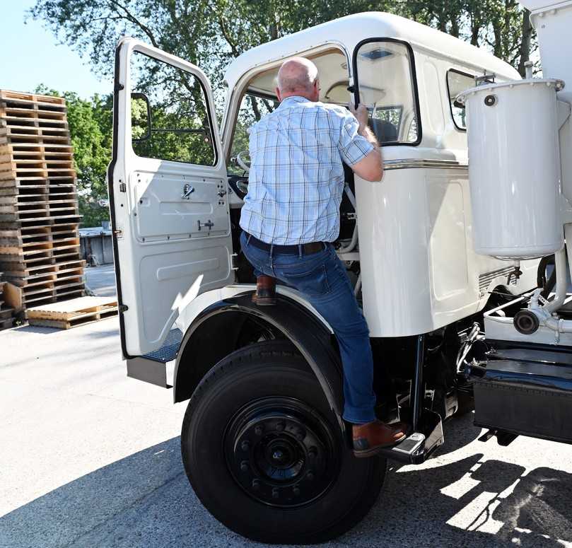 Riskante Kletterpartie ins beengte Fahrerhaus des DAF A 1902 DS der 60er Jahre. | Foto: QUATEX