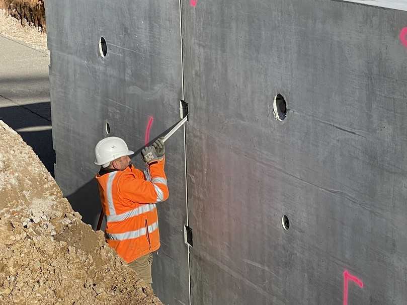 Mit dem Vier-Punkt-Schraubsystem kann innerhalb kürzester Zeit ein Element montiert werden. Es liegt außen, kommt also mit dem Inhalt nicht in Kontakt und bleibt somit vor Korrosion geschützt. | Foto: Finger Baustoffe