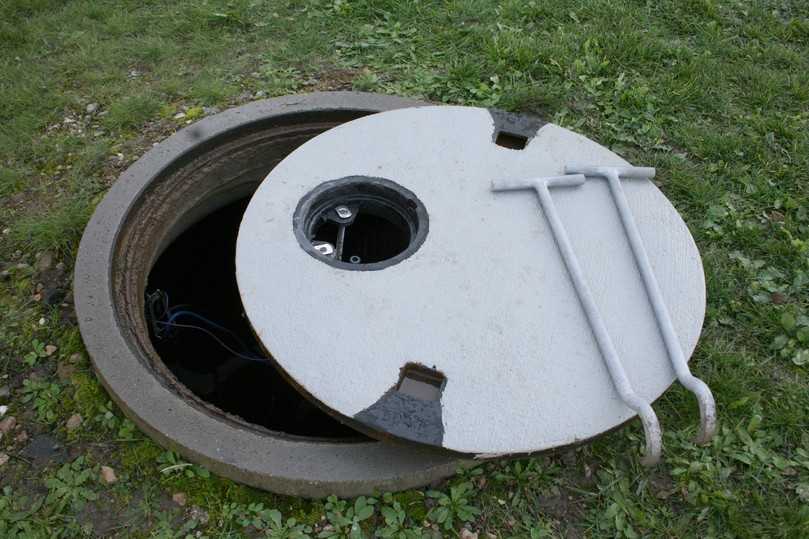 Unterirdischer Regenspeicher nach Einbau im Gelände, hier mit Abdeckung inklusive Einsatzdeckel für Bewässerungssystem Fontana M, das durch die kleine Öffnung mit Gartenschlauch manuell in Betrieb genommen wird. Die große Abdeckung wird nur gelegentlich zur Filterreinigung entfernt. | Foto: Mall