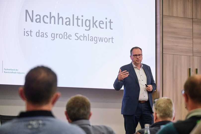 „Unsere Branche setzt das Thema Nachhaltigkeit intensiv um. Wir geben der Gesellschaft Produkte an die Hand, die über Nutzungsdauern von bis zu 100 Jahren verfügen“, unterstrich Markus Hartmann, Geschäftsführer Kunststoffrohrverband (KRV). | Foto: rbv