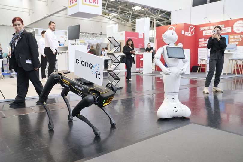 Der Innovation Parcours bietet an zehn Stationen Einblick in die verschiedensten Möglichkeiten der Digitalisierung am Bau, wie zum Beispiel in die Robotik. | Foto: Markus Brnner