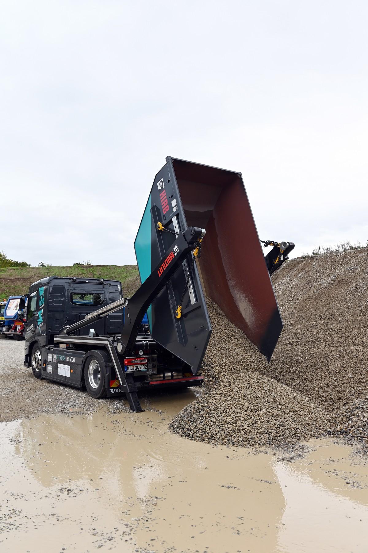 Das Handling mit dem Absetzgerät unterscheidet sich beim Stromer nicht von der Handhabung bei einem Verbrenner-Lkw. | Foto: QUATEX