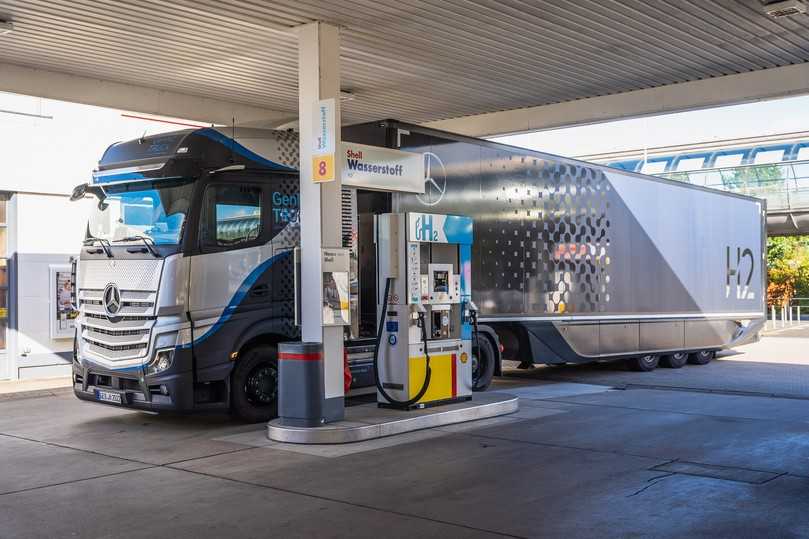 Der Mercedes-Benz GenH2 Truck im Feldversuch benötigt tiefgekühlten, verflüssigten Wasserstoff in seinen Tanks. | Foto: Daimler Trucks