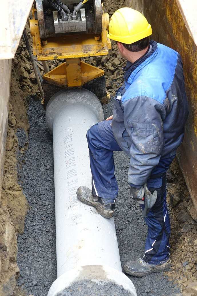 Zwei Bagger und ein Rohrschieber sind im Einsatz, um die Fabekun-Kanalrohre und -Schächte zu verlegen. | Foto: P.V. Betonfertigteilwerke