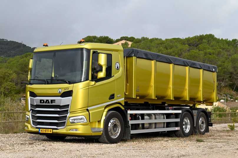 DAF XD Abrollkipper: Kaum weniger komfortabel geht es in der kurzen Day Cab-Kabine zu. Der Rundumblick ist trotz Spiegel phänomenal. | Foto: QUATEX