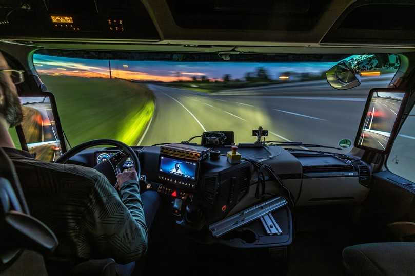 Dank der neuen Scheinwerfer-Technik wird’s auch nachts vorm eActros 600 taghell, ohne den Gegenverkehr zu blenden. | Foto: FH