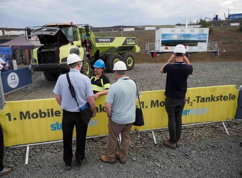 Im "Quarry Vision"-Themenpark, der gleichzeitig das Motto der steinexpo bildete, wurde visionäre Baumaschinentechnik vorgestellt wie hier der Volvo HX04 Brennstoffzellen-Dumper, zum ersten Mal auf einer deutschen Messe. | Foto: Geoplan