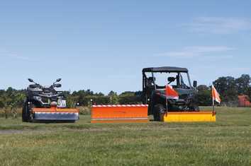 Ein Quad mit Anbaugerät als robustes Arbeitstier