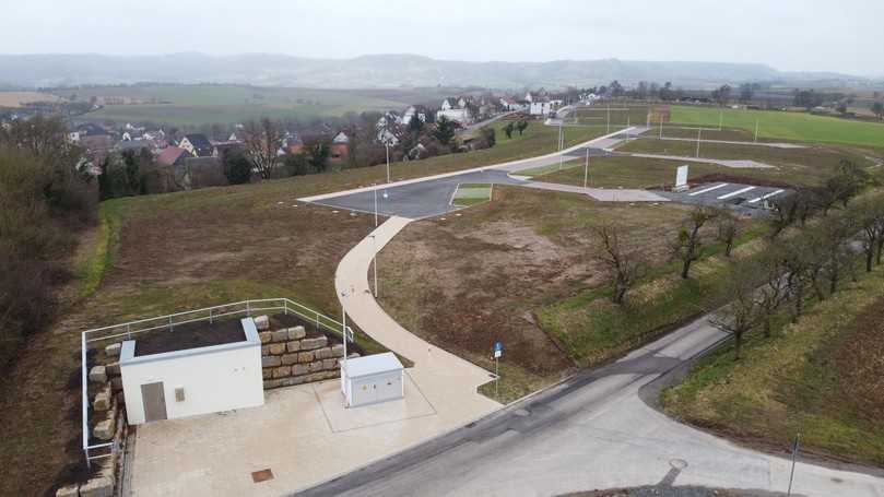 Im Dezember 2023 erfolgte die Abnahme der Anlage, die sich harmonisch in die Landschaft am oberen Ende des Michelbacher Baugebietes einfügt. | Foto: Finger Baustoffe GmbH