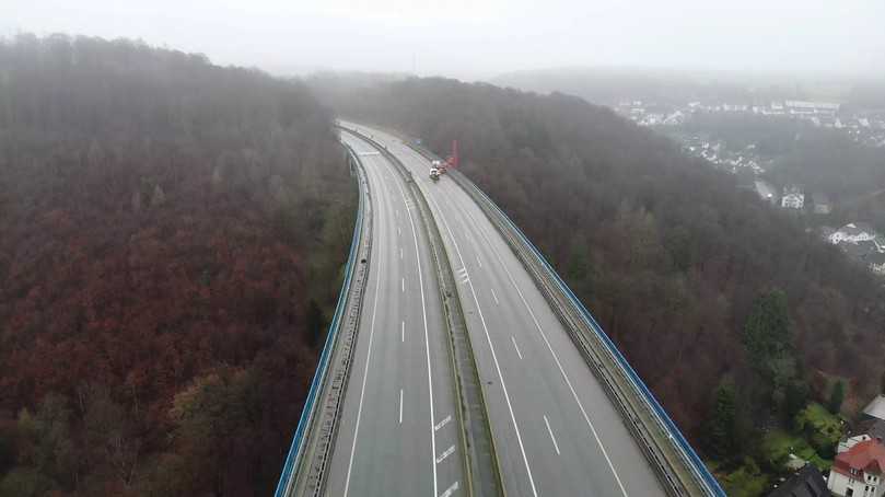 Über die marode Talbrücke Rahmede der A45 (bei Lüdenscheid) werden keine Fahrzeuge mehr fahren, weder Lkw noch Pkw. Stattdessen soll die 453 Meter lange Überfahrt bei Lüdenscheid abgebrochen werden. Die Autobahn GmbH plant an selber Stelle eine neue Brücke. | Foto: Autobahn Westfalen