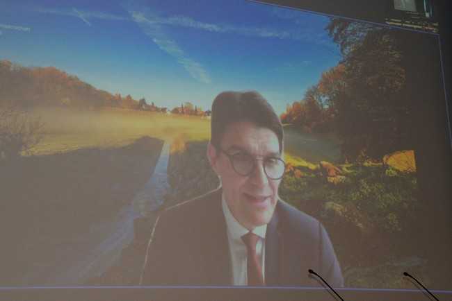 Live zugeschaltet: Prof. Uli Paetzel bezog Stellung zu den Themen Klimakrise und Energiewende und ließ auch den Fachkräftemangel und die Digitalisierung nicht außen vor. | Foto: B_I/Valdix