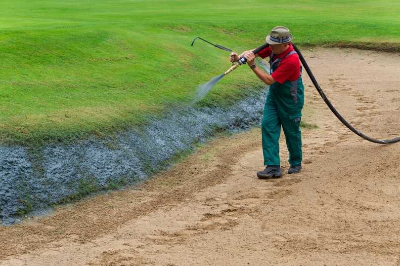 Anspritzen der Bunkerkante mit dem SpeedyGreener. | Foto: IGG