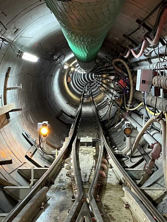 Ein Blick in den neu entstandenen Tunnel mit den Versorgungsleitungen | Foto: 50Hertz