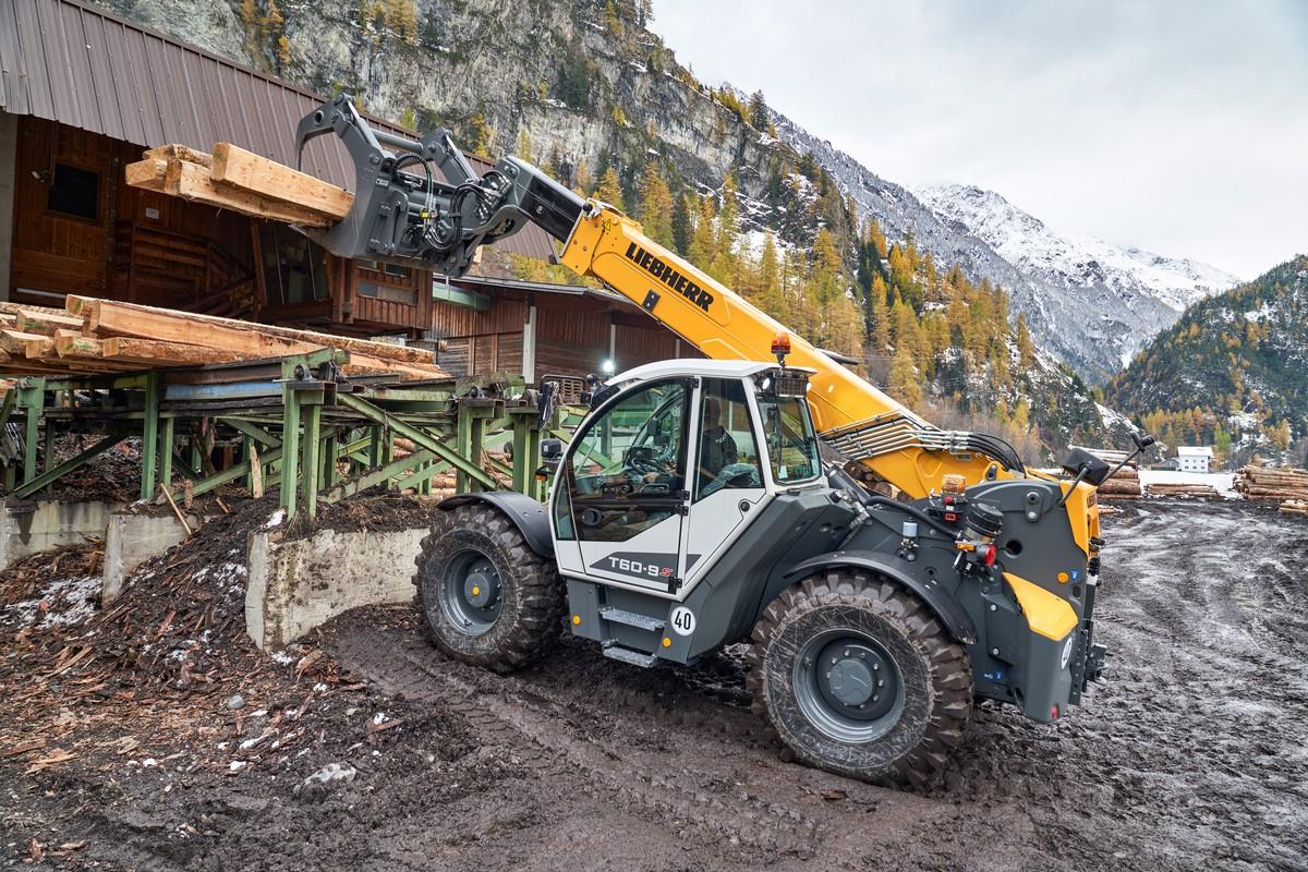 Im Sägewerk wird der Liebherr T 60-9s für den Holzumschlag eingesetzt. | Foto: Liebherr