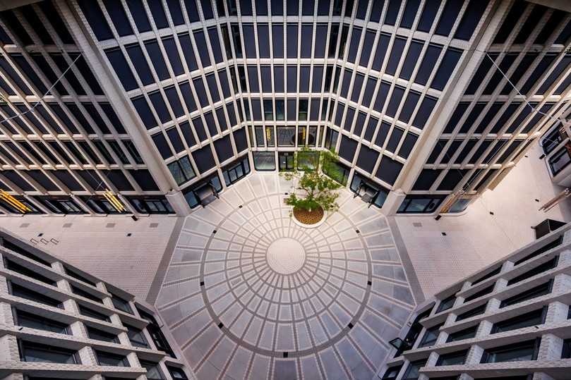 Stadtquartier „Am Tacheles“ in Berlin: Was im Bereich Pflasterarbeiten als Oktagon mit beigen und braunen Klinkern realisiert wurde, läuft unter der Kategorie Maßanfertigung. | Foto: Otto Kittel Stadtquartier „Am Tacheles“ in Berlin: Was im Bereich Pflasterarbeiten als Oktagon mit beigen und braunen Klinkern realisiert wurde, läuft unter der Kategorie Maßanfertigung. | Foto: Otto Kittel
