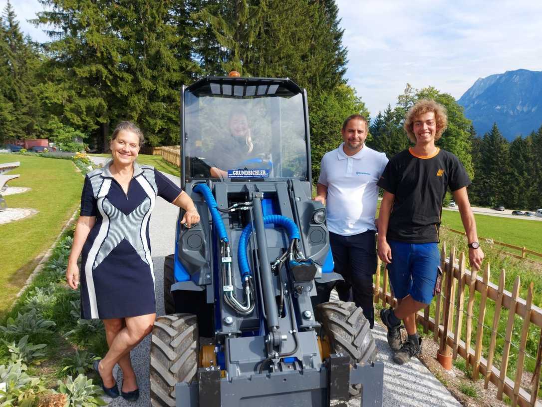 Knick-Radlader Multione EZ8 als Elektro-Arbeitsgerät für Gartenarbeit und Winterdienst