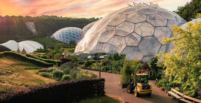 Mit ihrem futuristischen Erscheinungsbild diente "Eden Project" schon als „James Bond“-Filmkulisse. | Foto: Volvo CE