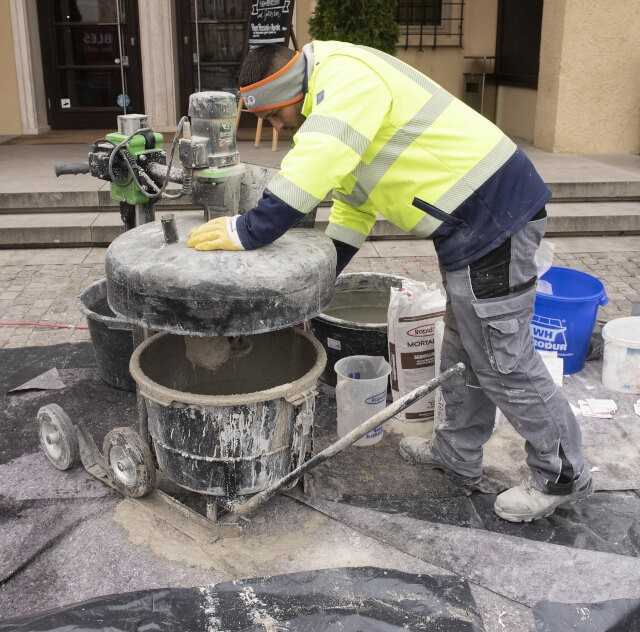 Direkt an der Baustelle mischen die Mitarbeiter des Betonsanierbetriebs Blessing den Reparaturmörtel „Mortar Mix“ an. | Foto: Korodur
