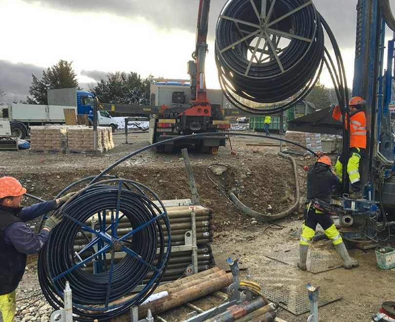 Monteure der Firma Geotherm AG beim Abteufen einer Erdwärmesonde | Foto: HakaGerodur Monteure der Firma Geotherm AG beim Abteufen einer Erdwärmesonde | Foto: HakaGerodur