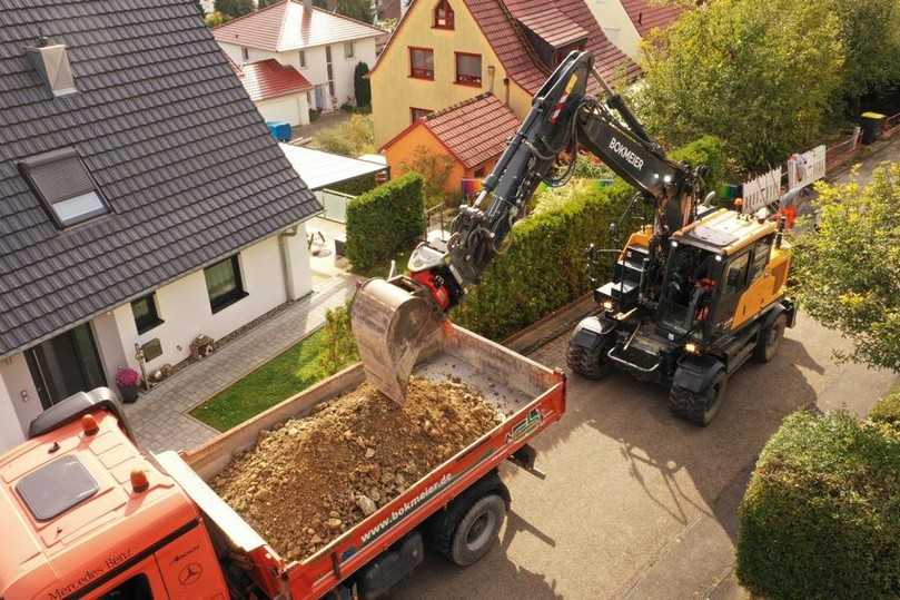 Sanierung von Abwasserkanal und Hausanschlüssen in Röttingen. Nur Kurzheckbagger schaffen die LKW-Beladung in dieser typischen schmalen Wohnstraße. | Foto: Hyundai/OBA