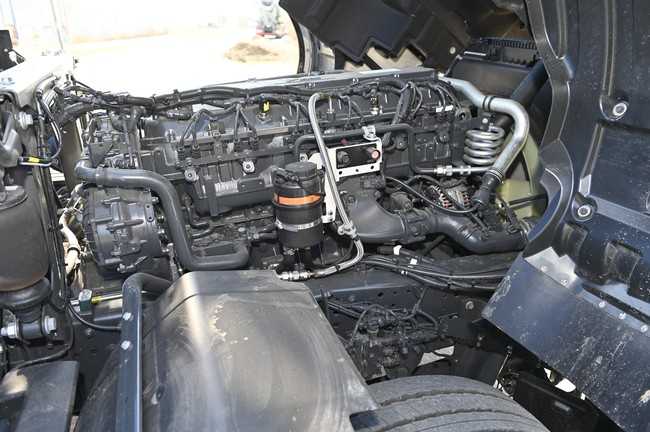 Für den Antrieb beim Iveco S-Way sorgt ein 460 PS starker Gasmotor der Emissionsstufe Euro 6 Step E. | Foto: Iveco