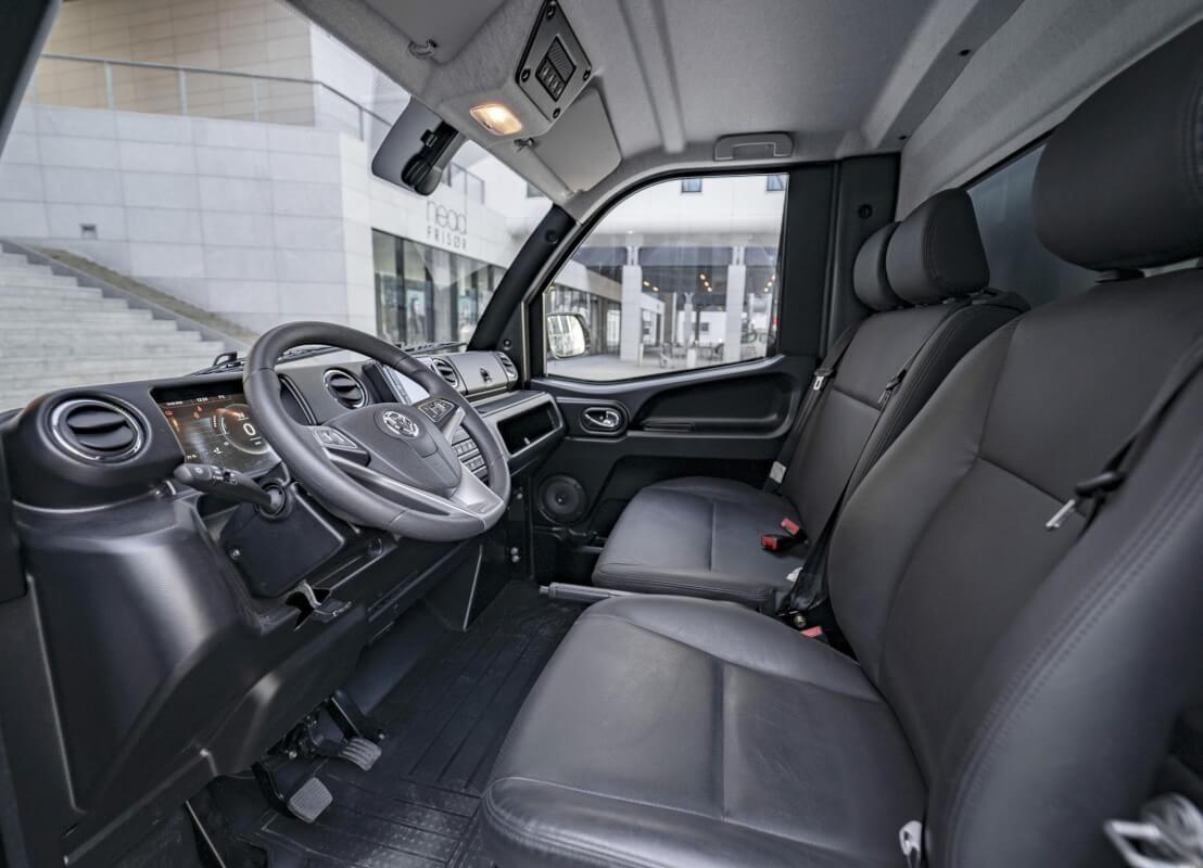 Im klimatisierten Führerhaus des Goupil G6 finden zwei Beifahrer auf einer Doppelsitzbank neben dem Fahrer Platz. Praktische Ablagefächer in der Kabine erhöhen die Alltagstauglichkeit des neuen Elektro-Transporters.