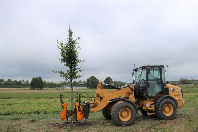 Ein Radlader 908M von Caterpillar mit Ballenstecher. | Foto: Zeppelin