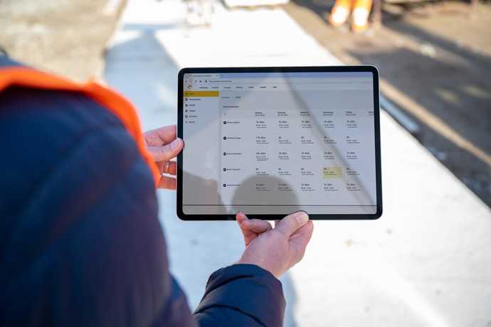 Auf dem Tablet behält die Teamleitung den Überblick über alle Einsatzzeiten ihrer Mitarbeiter. | Foto: 123erfasst