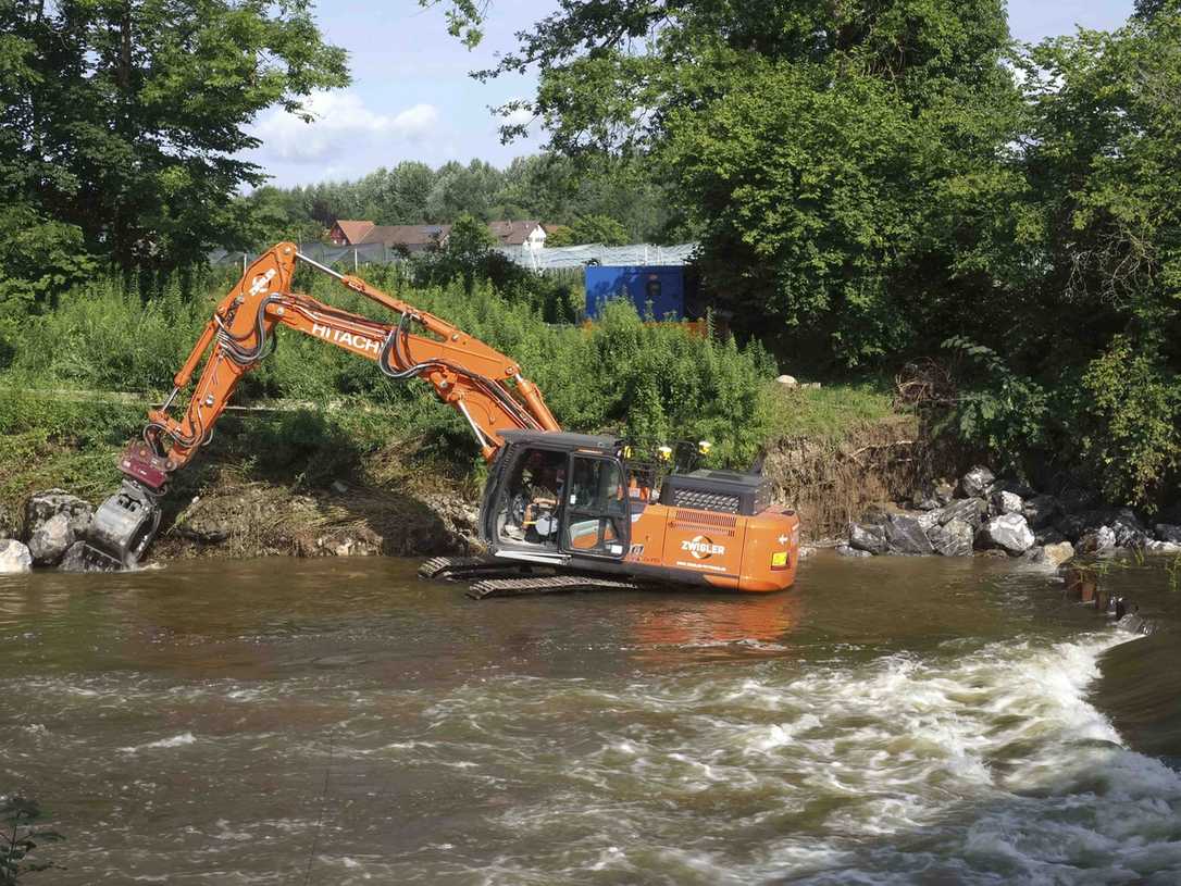 Hitachi und Kiesel im Einsatz für eine Fischtreppe