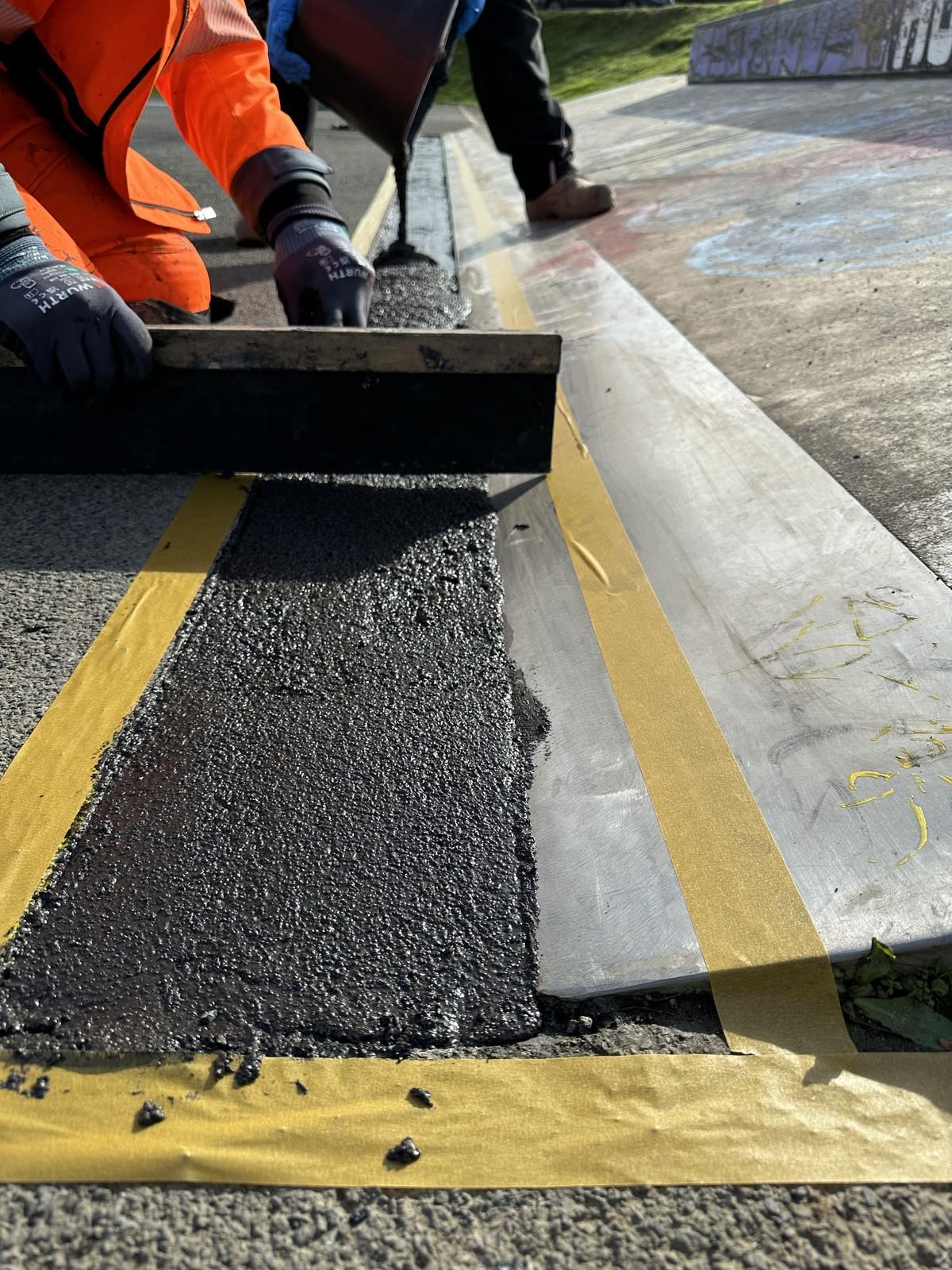 Nach der Aushärtung der Grundierung mit Triflex Primer 222 applizierten die Verarbeiter den Reparaturmörtel Triflex Asphalt Repro 3K. | Foto: Triflex