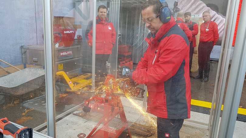 Bei der Demo auf der Bauma zeigt der Nuron-Winkelschleifers keinerlei Ermüdungserscheinungen beim Ablängen von Bewehrungsstahl. | Foto: B_I/bb