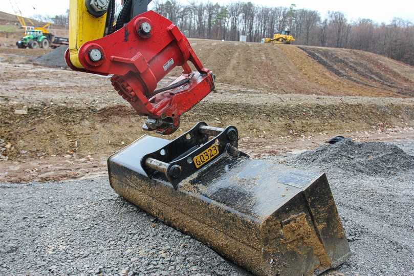 Hydraulischer Lehmatic-Schnellwechsler HS 08 mit „Double Lock“ beim Einfahren in den Hochlöffel. | Foto: Lehnhoff Hartstahl GmbH 