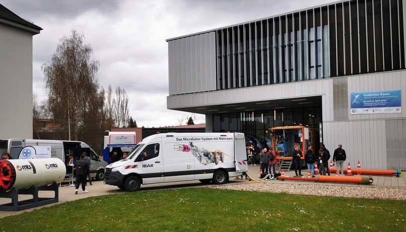 Begleitende Fachausstellung im Außenbereich mit Vorführungen | Foto: GSTT