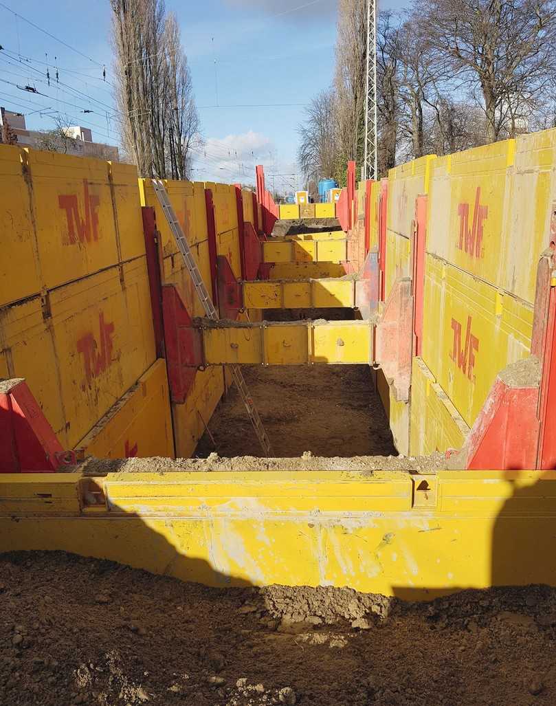 Die ersten 25 Meter sind verbaut, die Endtiefe von 6 m ist erreicht – die Sauberkeitsschicht kann eingebaut werden. | Foto: TWF Tiefbautechnik