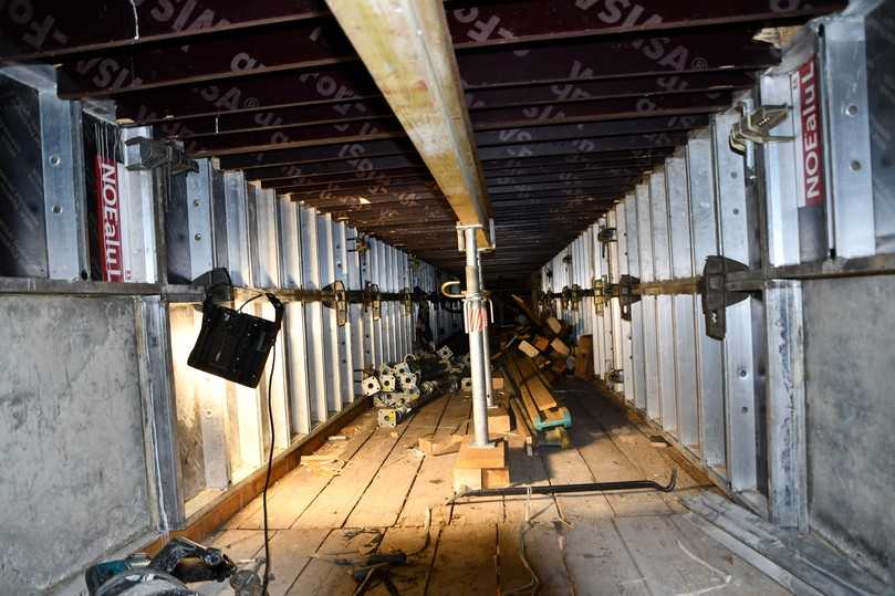 Wenig Platz zum Arbeiten: Im geschlossenen Brückenüberbau mussten die Bauarbeiter die Formlehren, die Deckenschalung und die NOE Alu L entfernen. Da hilft es, dass die Schalung so leicht ist. | Foto: NOE Schaltechnik