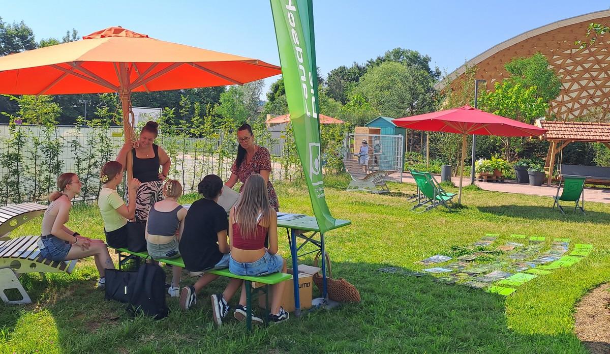 Präsentieren anhand eines Pflanzenquartetts die methodische Bestimmung von Bäumen und Sträuchern: Katrin Pusl vom Fachbetrieb Gartenbau Bucher (Dritte von links) und Lehrerin Cornelia Schnurer (Zweite von rechts). | Foto: VGL Bayern