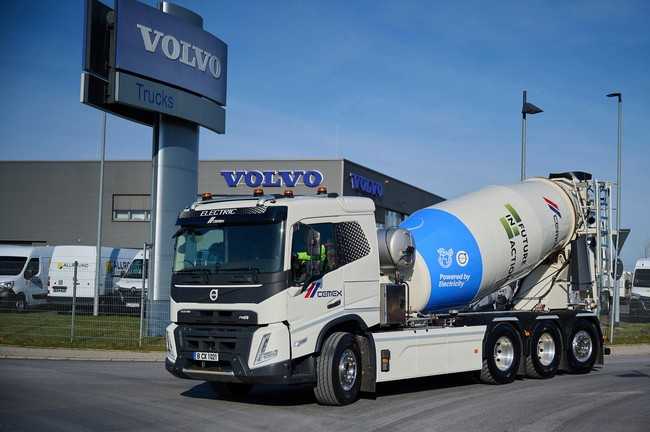 Der Volvo FMX Electric 8x4 für 32 t Gesamtgewicht verfügt über zwei Elektromotoren mit 330 kW, vier Hochvoltbatterien mit 360 kWh und 16 t Nutzlast. | Foto: Volvo Trucks