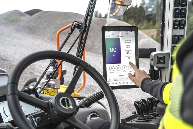 In der Kabine der Volvo-Radlader zeigt der Volvo Co-Pilot bis zu vier Widgets gleichzeitig auf dem Bildschirm an: für Funktionen wie Medien, Kameraeinstellungen, Klimaanlage und Maschinenstatus. | Foto: Volvo CE In der Kabine der Volvo-Radlader zeigt der Volvo Co-Pilot bis zu vier Widgets gleichzeitig auf dem Bildschirm an: für Funktionen wie Medien, Kameraeinstellungen, Klimaanlage und Maschinenstatus. | Foto: Volvo CE