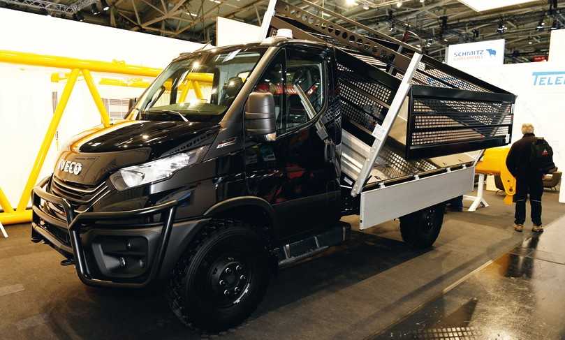 Eine verzinkte Dreiseiten-Kippbrücke aus Stahl samt Laubgitteraufsatz setzte Henschel auf einen Iveco Daily 70-180. | Foto: QUATEX