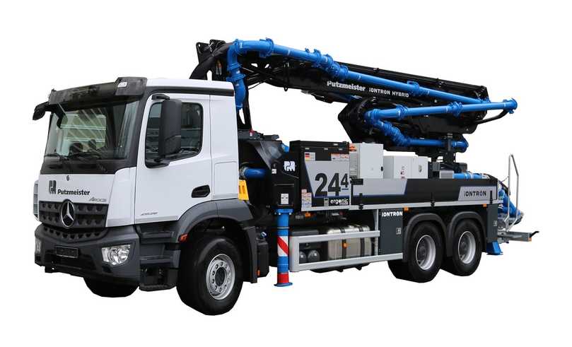 Die 100. Autobetonpumpe vom Typ M24-4 iontron Hybrid 2.0 aufgebaut auf einem Mercedes Arocs ist auf der bauma bei Putzmeister zu sehen. | Foto: Putzmeister