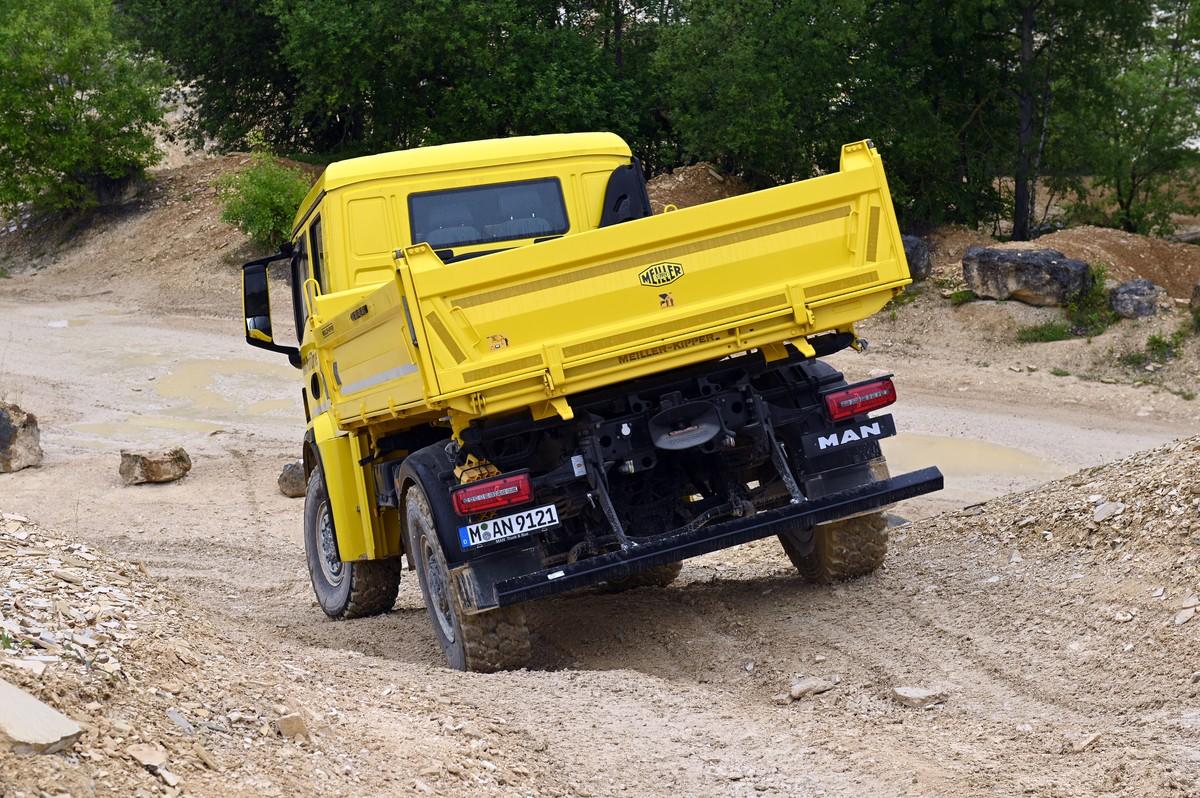 Im MAN TGM 4x4 mit permanentem Allradantrieb bekommt der Fahrer hilfreiche Instruktor-Hinweise per Funk übermittelt. | Foto: QUATEX