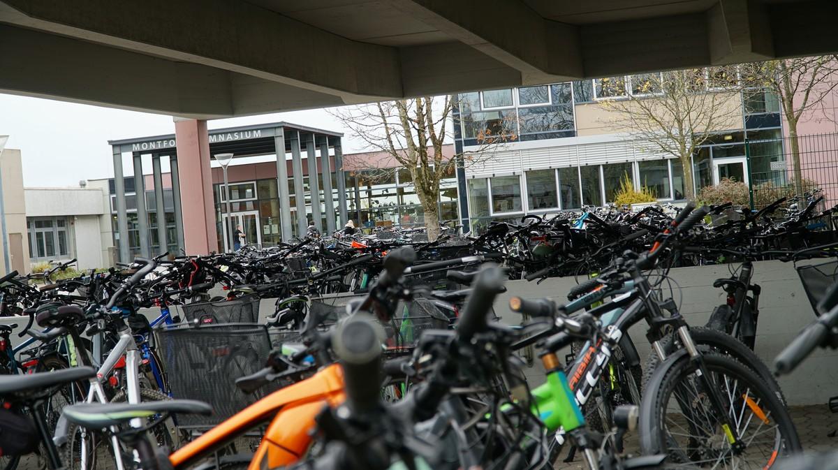 Der Schulcampus auf dem Manzenberg - Hunderte von Fahrrädern warten auf geordnete Stellplätze. | Foto: Schöppler/Mahrholdt