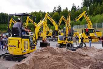 Komatsu-Händler Schlüter feiert neue Niederlassung