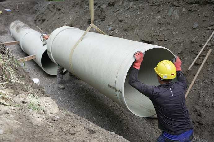 Insgesamt wurde in Lamnitz eine 1.400 m lange Druckrohrleitung installiert. Die Flowtite GFK-Rohre der Nennweite DN 900 sorgen dafür, dass das Wasser des Lamnitzbaches zur Turbine im Krafthaus gelangt. | Foto: Amiblu