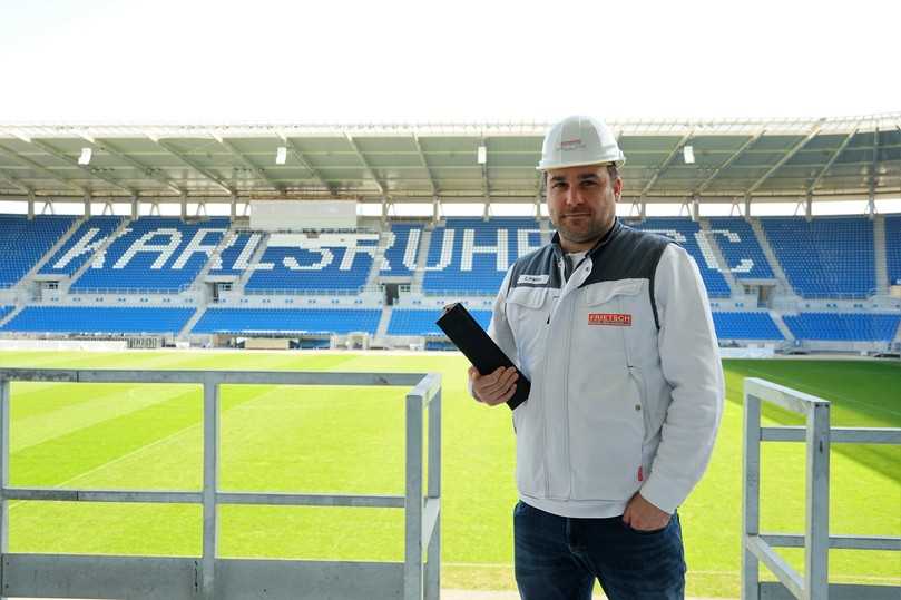 Stukkateurmeister Christopher Frietsch im Karlsruher Wildpark-Stadion: Mit dem Bauroboter "Jaibot" hat er den auch zeitlich sehr sportlichen Auftrag entspannt erledigt. | Foto: Hilti Deutschland AG