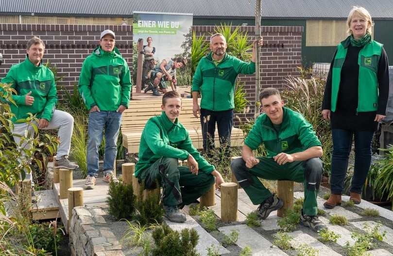 Erik Stanke und Phil-Elias Kornmacher (beide vorn) mit Unterstützern - darunter Trainer Georg Kahsnitz (hinten, Zweiter von links), Unternehmer Dieter Vogel (hinten, Zweiter von rechts) vom Betrieb Creativ Garten Sachsen in Großschirma, wo Trainingseinheiten stattfanden, sowie Geschäftsführer Axel Keul vom Verband Garten-, Landschafts- und Sportplatzbau Sachsen mit Mitarbeiterin Susan Naumann, die sich um die organisatorische Abwicklung kümmert. | Foto: AuGaLa