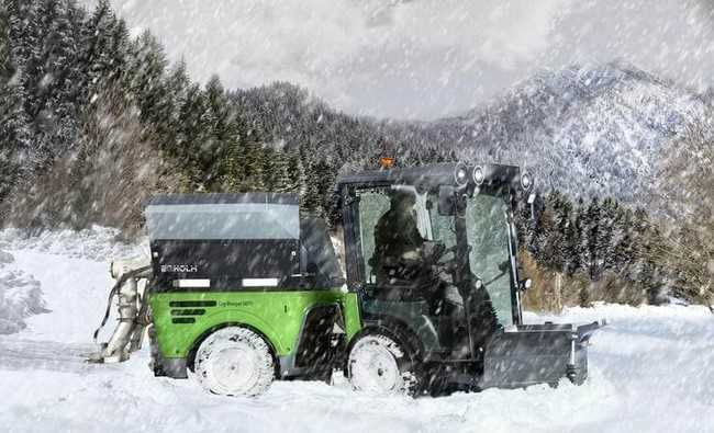 Größere Schneemengen lassen sich am besten mit den beiden Schneeräumschilden für den City Ranger 3070 beseitigen.